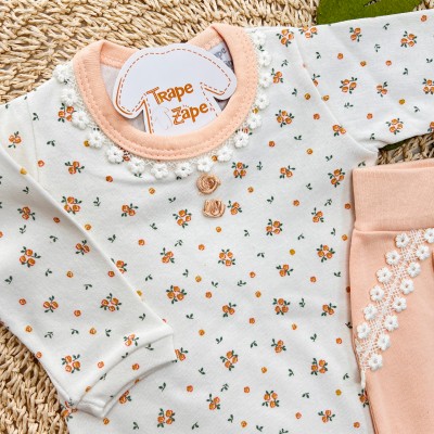  Conjunto Body Manga Longa Florzinhas e Calça com Flores e Renda - Salmão 